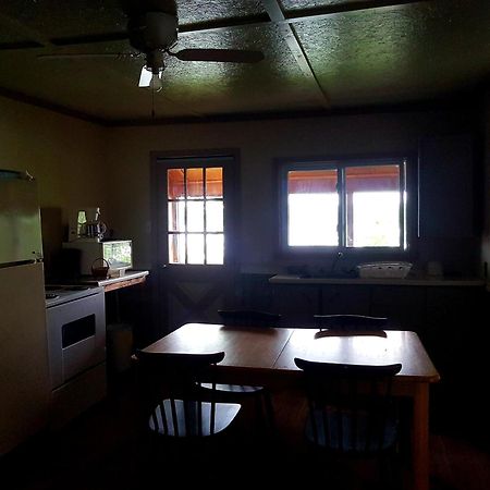 Marble Lake Lodge Cloyne Bilik gambar